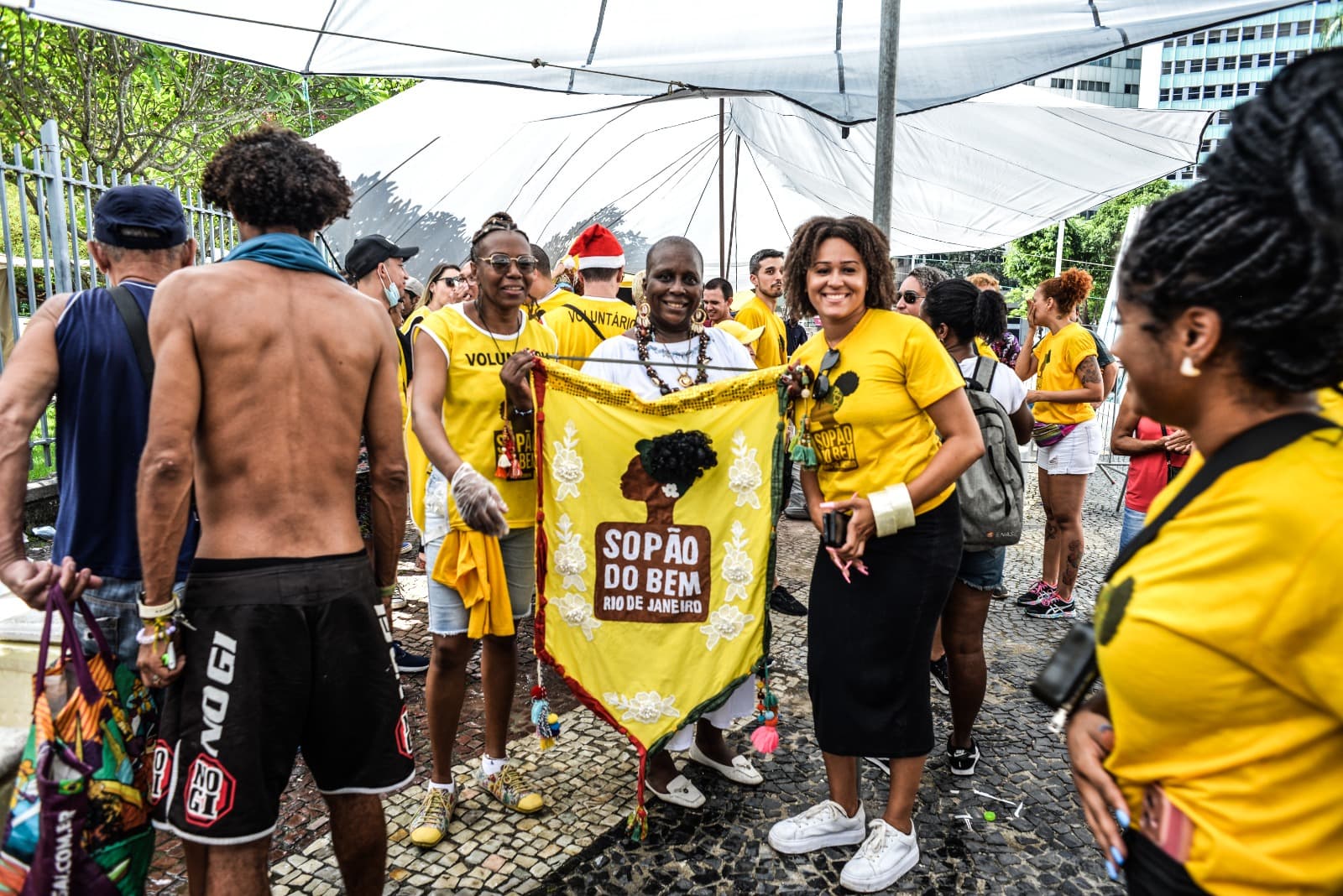 Voluntários do Sopão do Bem preparando refeições